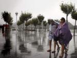 Una tormenta de verano sorprende a unos turistas en San Sebasti&aacute;n.
