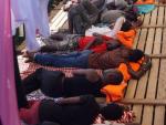 Inmigrantes tumbados en la cubierta del barco Open Arms.