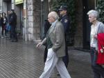 El expresidente de la Generalitat, Jordi Pujol, acompa&ntilde;ado de su esposa, Marta Ferrusola, salen de su domicilio de Barcelona.