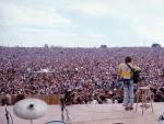 El cantautor John Sebastian tocando en el Festival de Woodstock de 1969