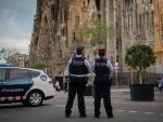 Agentes de seguridad ciudadana de los Mossos d'Esquadra ante la Sagrada Familia de Barcelona, en una imagen de archivo.