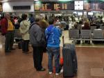 Decenas de viajeros esperan en el vest&iacute;bulo de la estaci&oacute;n de Chamart&iacute;n (Madrid).