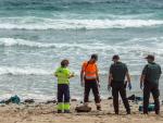 Efectivos del 112 de la Regi&oacute;n de Murcia y agentes de la Guardia Civil buscan restos del aparato que se ha estrellado cerca de la playa de La Manga, y en el que ha muerto el piloto del aparato.