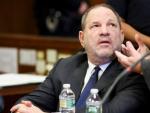 El productor de cine estadounidense Harvey Weinstein conversa con sus abogados en un tribunal de Nueva York.