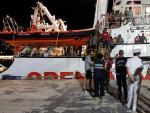 Los inmigrantes del barco Open Arms desembarcan en el puerto de Lampedusa (Italia).
