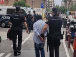 Traslado de una persona identificada en un operativo de Mossos d'Esquadra y Polic&iacute;a Nacional contra carteristas del Metro de Barcelona.