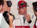 Kimi Raikkonen conversa con sus mec&aacute;nicos en el box de Alfa Romeo.