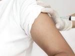 Imagen de archivo de un sanitario administrando una vacuna.