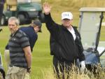 El presidente estadounidense Donald Trump juega al golf, en una imagen de archivo.
