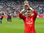 Keylor Navas ofrece a los aficionados del Real Madrid el premio de la UEFA al mejor portero.