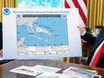 El presidente de EE UU, Donald Trump, muestra el mapa de una predicci&oacute;n antigua de la evoluci&oacute;n del hurac&aacute;n Doria, en la que aparece un c&iacute;rculo dibujado a mano sobre el estado de Alabama.