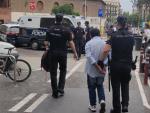 Traslado de una persona identificada en un operativo contra carteristas del metro de Barcelona.
