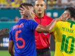 Encontronazo entre Neymar y Wilmar Barrios en el amistoso entre Brasil y Colombia.