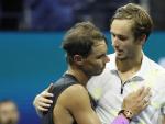 Rafael Nadal y Daniil Medvedev, tras disputar la final del Abierto de Estados Unidos, en la que se impuso el tenista espa&ntilde;ol.