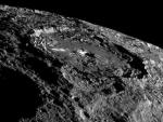 Fotograf&iacute;a del planeta enano Ceres realizada por la sonda Dawn, que hace tres a&ntilde;os entr&oacute; en la historia de la astronom&iacute;a por ser la primera nave en adentrarse en la &oacute;rbita de un planeta enano.