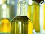 Botellas de aceite de oliva en una planta de envasado.
