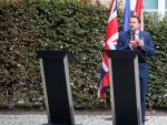 El primer ministro luxemburgu&eacute;s, Xavier Bettel, comparece solo ante la prensa despu&eacute;s de que Boris Johnson se retirase por los abucheos contra &eacute;l.