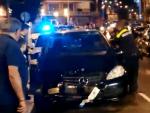 Momento en el que la Polic&iacute;a Municipal de Santurtzi detienen al conductor y su acompa&ntilde;ante.