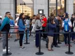 Cola ante la tienda Apple de Puerta del sol de Madrid para hacerse con el nuevo iPhone 11.
