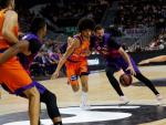Nikola Mirotic entra a canasta rodeado por jugadores del Valencia Basket.