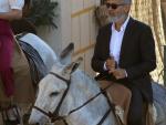 Imagen facilitada por el Ayuntamiento de Navalcarnero del actor George Clooney a lomos de un burro durante el rodaje de un anuncio publicitario.
