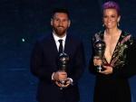 Leo Messi y Megan Rapinoe fueron galardonados como los mejores futbolistas del a&ntilde;o en los premios 'The Best' de la FIFA.