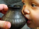 Rreconstrucci&oacute;n de un recipiente de arcilla como los usados en la prehistoria para darles leche de animales a los beb&eacute;s, seg&uacute;n un estudio de la Universidad de Bristol (Reino Unido).