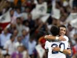 Cristiano Ronaldo e Higua&iacute;n se abrazan durante un partido del Real Madrid.