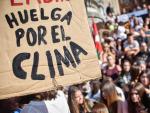 Cientos de personas participan en una concentraci&oacute;n convocada en Bilbao por diversos colectivos sociales con motivo de la 'Huelga Mundial por el Clima'.