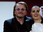La actriz Pen&eacute;lope Cruz recibe el premio Donostia de manos del cantante irland&eacute;s Bono en el Festival de Cine de San Sebasti&aacute;n.
