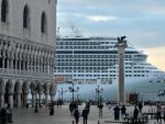 Crucero pasando junto a la Plaza San Marcos de Venecia, Italia.