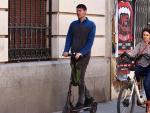 Las normativa proh&iacute;be que patinetes el&eacute;ctricos y bicicletas vayan por las aceras. Ayer, dos personas circulando por la calle de Valverde.