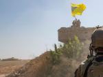 Un soldado de EE UU observa la demolici&oacute;n de una fortificaci&oacute;n de las milicias kurdas.