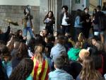 Piquete informativo que el Sindicato de Estudiantes ha organizado en el instituto Jaume Balmes de Barcelona