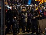 Un grupo de manifestanes se enfrenta a la Polic&iacute;a en Barcelona.