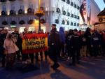La Polic&iacute;a Nacional vigila a un grupo de personas que portaban banderas de Espa&ntilde;a durante la protesta contra la sentencia del 'proc&eacute;s' en la Puerta del Sol de Madrid.