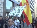 Acosado por llevar una pancarta de &quot;&iexcl;Viva el Rey!&quot; y una bandera de Espa&ntilde;a, durante una marcha contra la sentencia del proc&eacute;s en Barcelona.