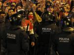 Unos 300 miembros de la ultraderecha se manifiestan para defender la unidad de Espa&ntilde;a, hoy jueves en el barrio de Sarri&aacute;, Barcelona, custodiados por el cuerpo de los Mossos d,Esquadra.