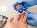 Una persona con diabetes tom&aacute;ndose una prueba de la glucosa.