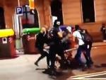 Brutal agresi&oacute;n de una decena de ultras con palos y patadas en el centro de Barcelona