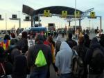 Un grupo de manifestantes intenta cortar el acceso al puerto de Tarragona durante la huelga general de Catalu&ntilde;a el 18 de octubre de 2019.
