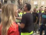 La candidata del PP a las elecciones del 10-N por Barcelona, Cayetana &Aacute;lvarez de Toledo, se ha enfrentado este mediod&iacute;a a un grupo de estibadores manifestantes en la Plaza de Sant Jaume de Barcelona.