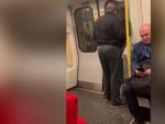 Este viajero del Metro de Londres se ha hecho viral por cantar a voz en grito el cl&aacute;sico de Bon Jovi 'Livin' on a prayer'.