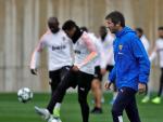 Albert Celades dirige un entrenamiento del Valencia
