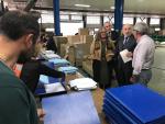 El delegado del Gobierno, Javier Losada, visita el centro de preparaci&oacute;n de la documentaci&oacute;n para la jornada electoral