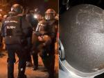Imagen del polic&iacute;a antidisturios gravemente herido en Barcelona y el estado en el que ha quedado su casco.