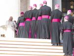 El papa saluda a obispos en una audiencia en el Vaticano.