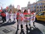 Un grupo de personas se manifiesta por el despido de 73 trabajadores de cinco escuelas infantiles de Andaluc&iacute;a.
