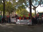Un grupo de trabajadores de Tussam se manifiestan a las puertas del Ayuntamiento.