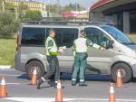 Agentes de la Guardia Civil de Tr&aacute;fico paran a una furgoneta durante la campa&ntilde;a especial de la DGT